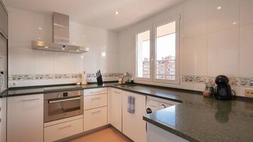 Een koelkast, een microgolfoven, een oven, een kookplaat