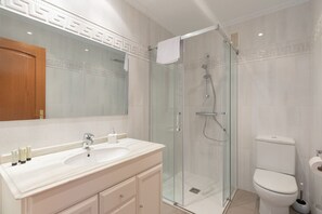 Douche, sèche-cheveux, bidet, serviettes fournies
