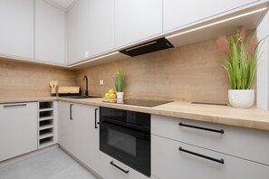 Mikrobølgeovn, oppvaskmaskin, kaffetrakter/tekoker og vannkoker