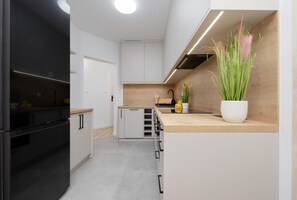 Microwave, dishwasher, coffee/tea maker, electric kettle - Apartment With Two Balconies by Renters (Warsaw)