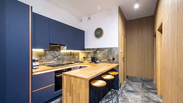 Deluxe appartement | Privékitchenette | Een koelkast, een oven, een kookplaat, een koffiezetapparaat/waterkoker