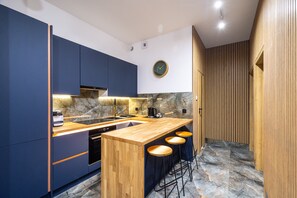 Appartement Deluxe | Coin cuisine privé | Réfrigérateur, four, plaque de cuisson, cafetière/bouilloire