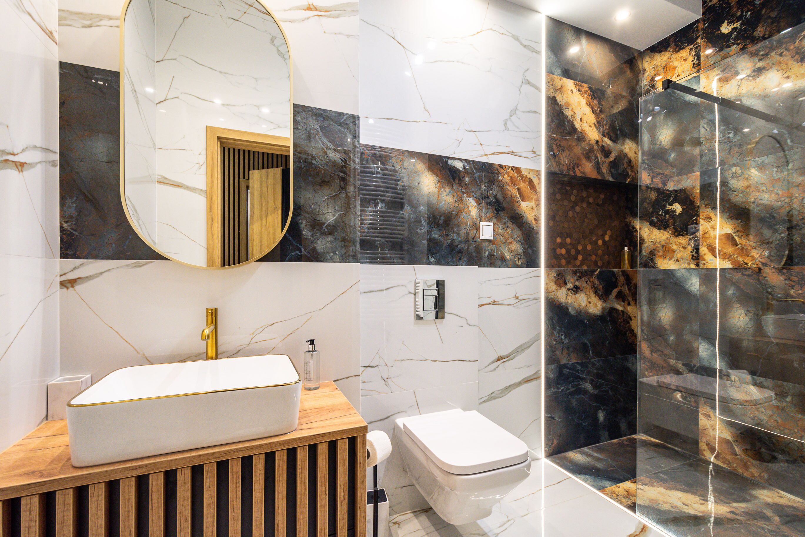 Deluxe Apartment | Bathroom | Shower, hair dryer, towels, soap