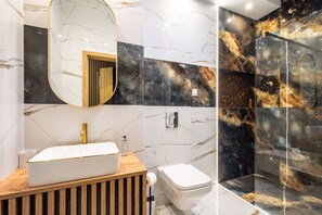 Deluxe Apartment | Bathroom | Shower, hair dryer, towels, soap - RentPlanet - Apartament Kościuszki (Kraków)