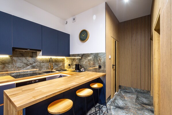 Apartament Deluxe | Cuina bàsica privada | Frigorífic, forn, placa de cuina i cafetera i tetera 