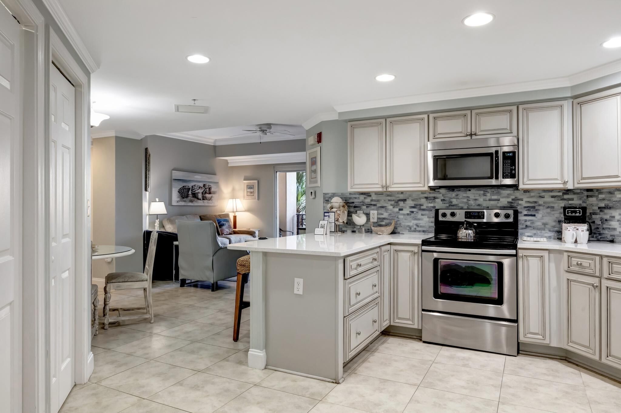 Jääkaappi, mikroaaltouuni, uuni, liesi