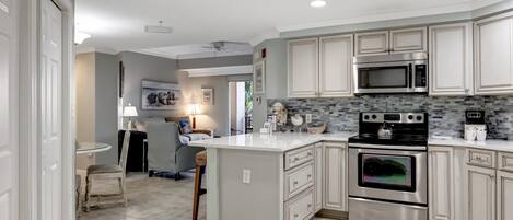 Jääkaappi, mikroaaltouuni, uuni, liesi