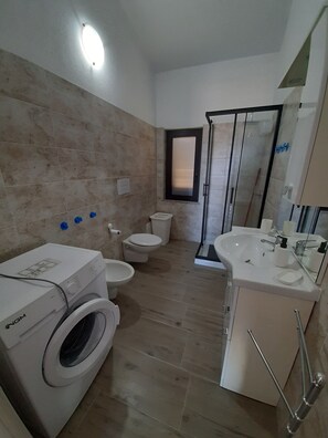 Shower, bidet, towels, soap - Farmhouse I tre Vitigni Apartment Vermentino (Trinità d'Agultu e Vignola)