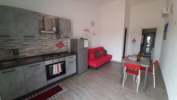 Frigorifero, forno, piano cottura, pentole/stoviglie/utensili