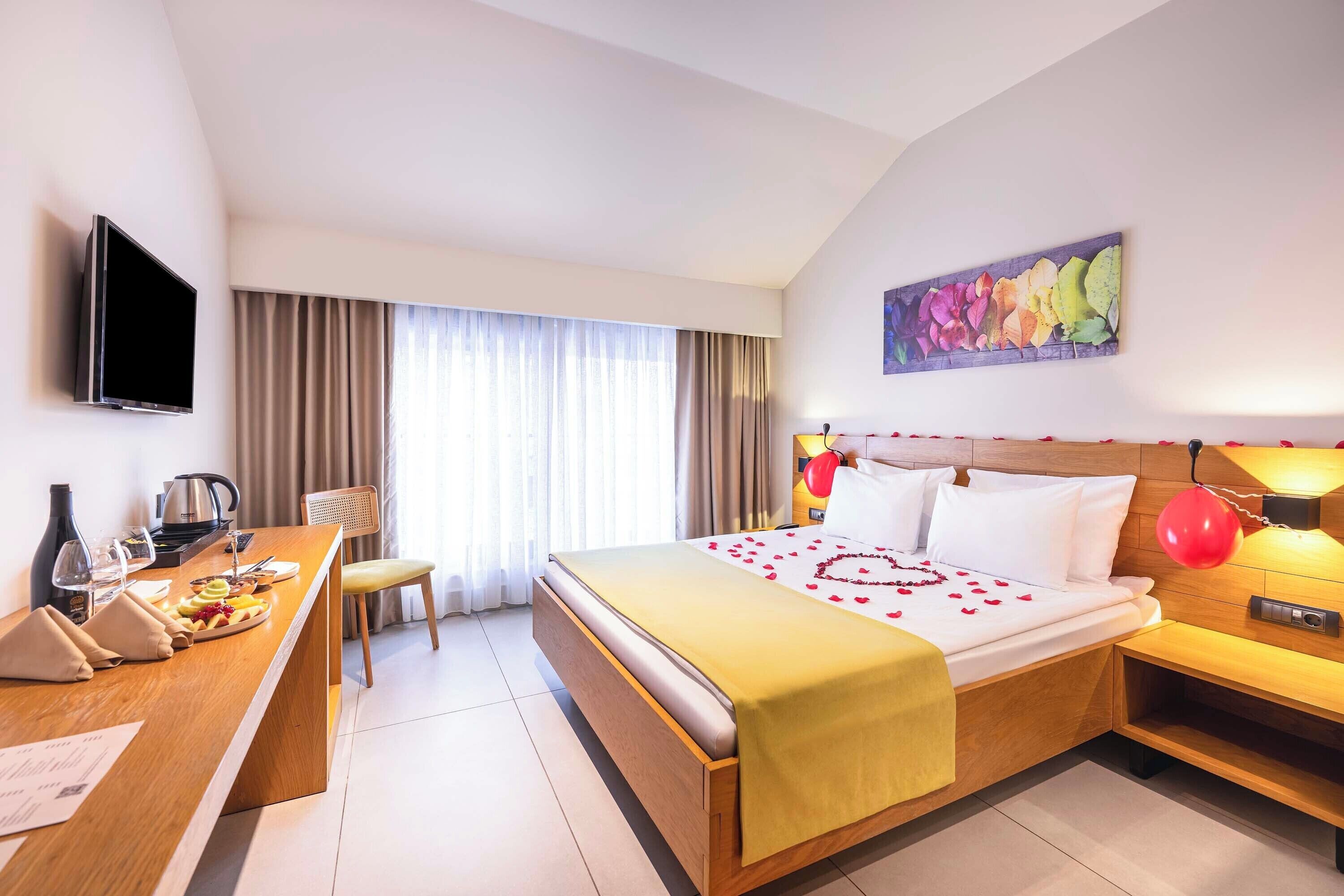 Habitació doble prèmium, vistes parcials al mar | Roba de llit d'alta qualitat, minibar i caixa forta a l'habitació 