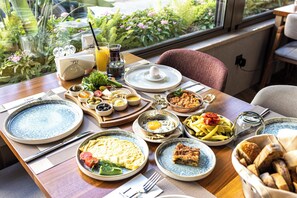 Free daily local cuisine breakfast  - Lei Hotel  (Antalya)