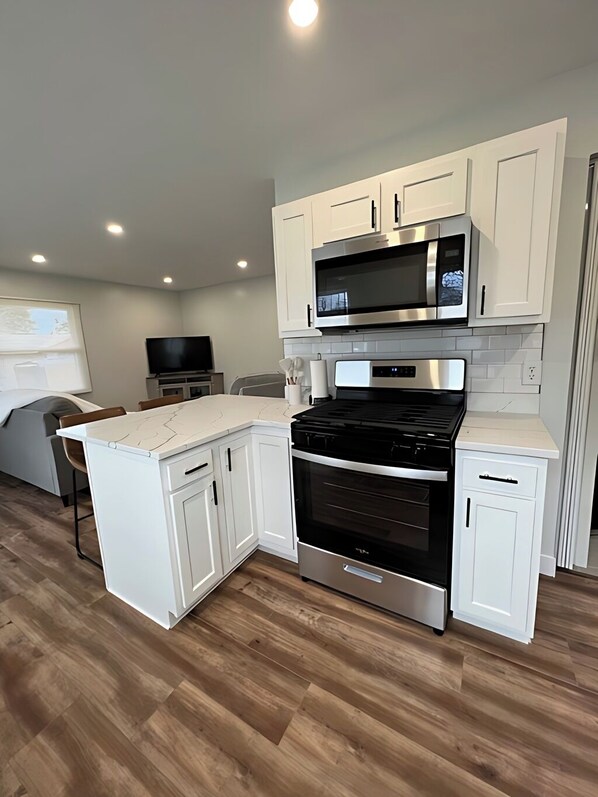 Fridge, microwave, oven, stovetop - Newly Remodeled Monthly Special!! 2 Bd/1Bath Home! (Parma Heights)