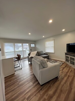 Smart TV - Newly Remodeled Monthly Special!! 2 Bd/1Bath Home! (Parma Heights)