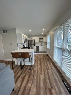 Réfrigérateur, four à micro-ondes, un four, surface de cuisson