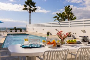 Outdoor dining - Faros Seaside Villa Larnaca (Pervolia)