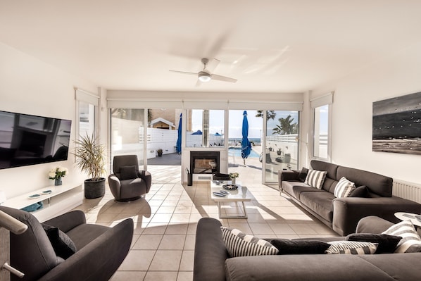 Fireplace - Faros Seaside Villa Larnaca (Pervolia)