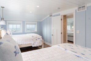 4 bedrooms, iron/ironing board, free WiFi, bed sheets - Charming Cottage, Private Lake MI Beach (West Olive)
