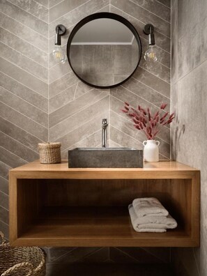 Hårtork, handdukar, tvål och toalettpapper