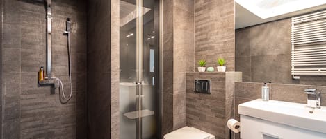 Appartement Confort | Salle de bain | Douche, sĂšche-cheveux, serviettes fournies, savon