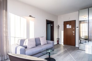 Apartament Comfort | Sala d'estar | Televisor de pantalla plana de 37 polzades amb canals per satèl·lit