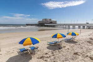 Beach nearby - ⭐Spacious 2BR-Walk to Beach-Pool + Tennis Courts-Ocean Terrace Club 601⭐ (Daytona Beach)