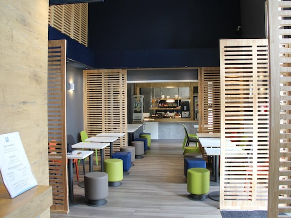 Desayuno buffet (EUR 8 por persona) 