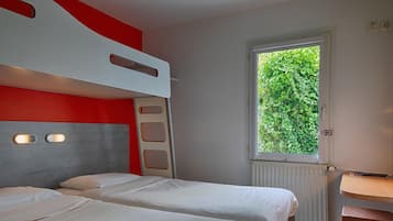 Chambre Triple, 3 lits une place | Rideaux occultants, Wi-Fi gratuit, draps fournis