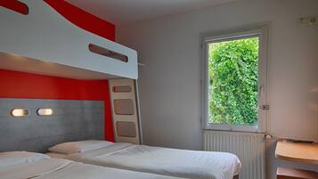 Habitación triple, 3 camas individuales | Cortinas opacas, wifi gratis, ropa de cama