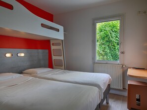 Triple Room, 3 Single Beds | Blackout curtains, free WiFi, bed sheets - Ibis Budget Redon (Redon)