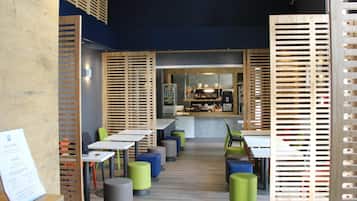 Desayuno buffet (EUR 8 por persona)