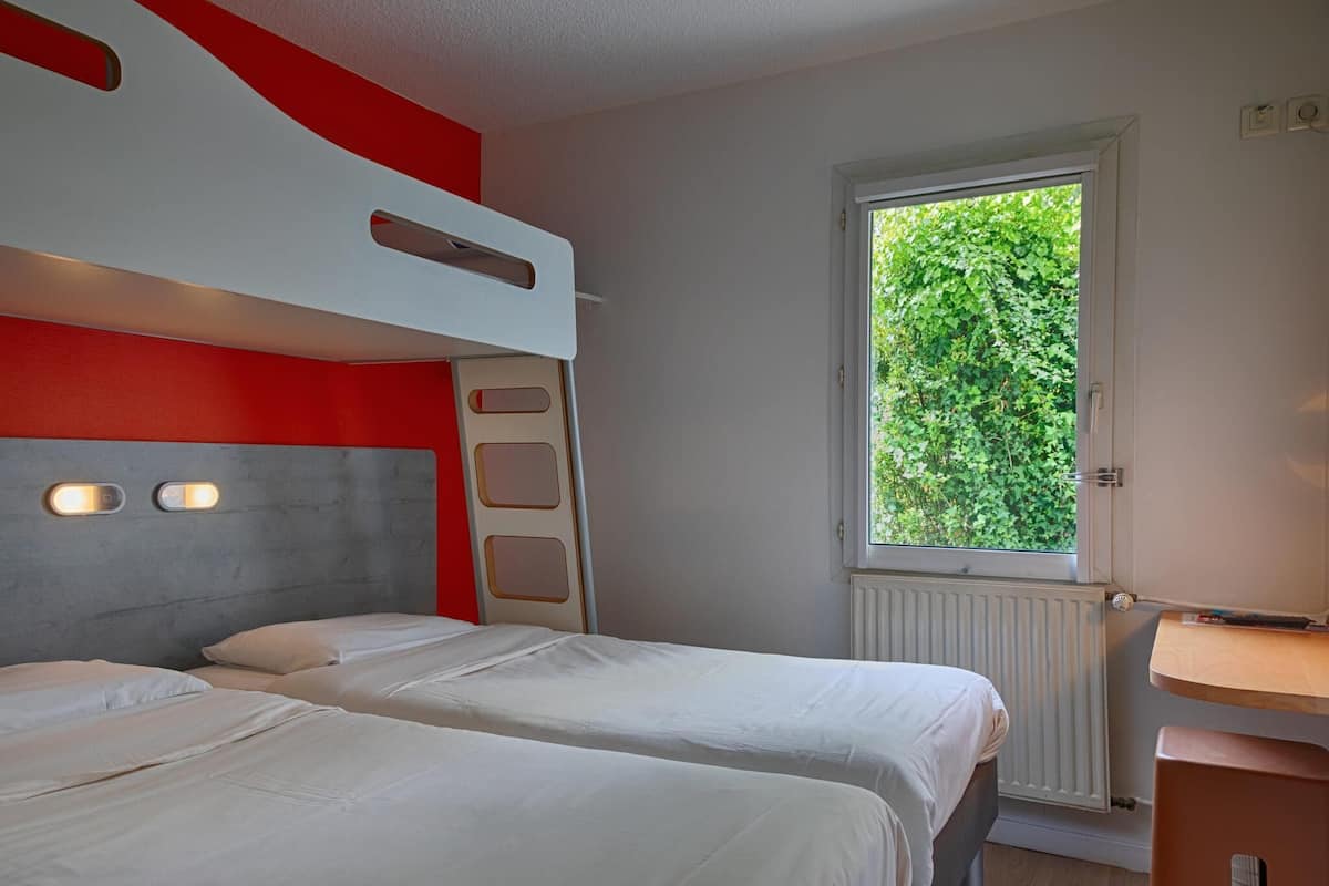 Chambre triple, 3 lits jumeaux | Rideaux dâobscurcissement, accĂšs au Wi-Fi (inclus), literie fournie