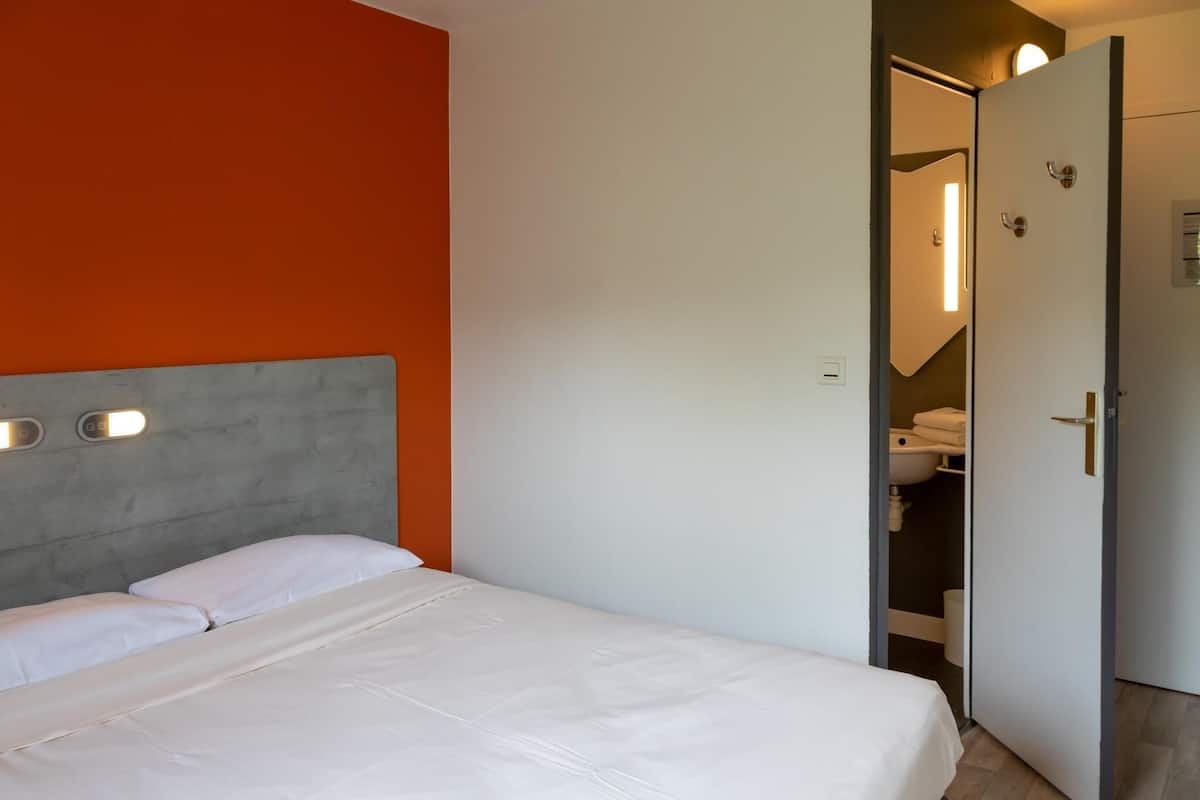 Room, 1 Double Bed | Blackout drapes, free WiFi, bed sheets