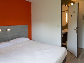 Chambre, 1 lit double | Rideaux dâobscurcissement, accĂšs au Wi-Fi (inclus), literie fournie