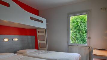 Blackout drapes, free WiFi, bed sheets