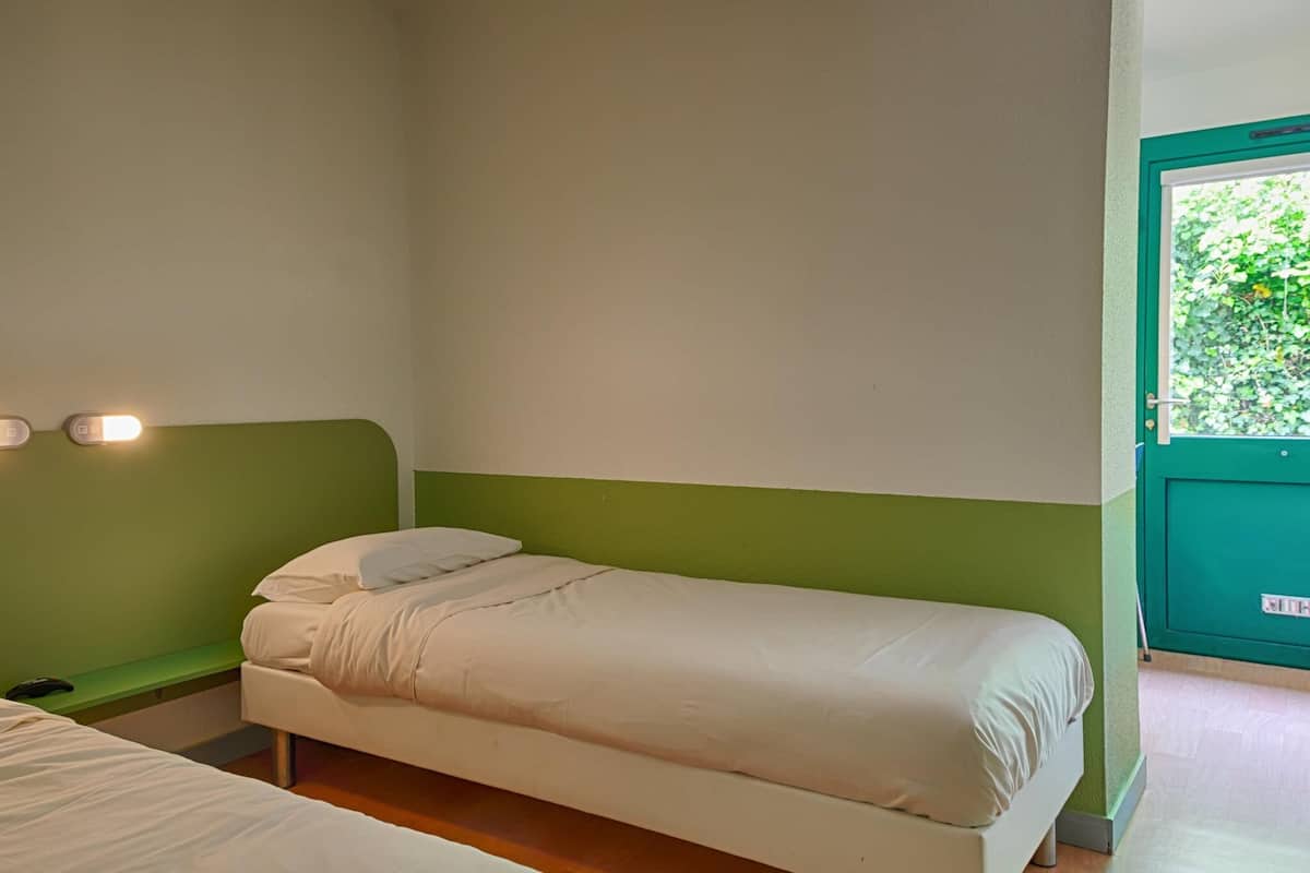 Twin Room, 2 Twin Beds | Blackout drapes, free WiFi, bed sheets