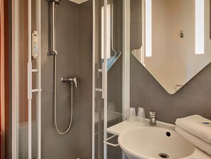 遮光窗帘、免费 WiFi、床单