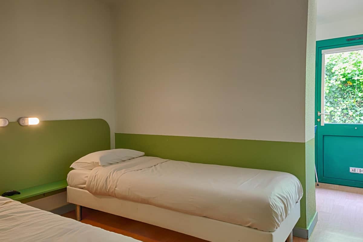 Habitación con 2 camas individuales, 2 camas individuales | Cortinas blackout, wifi gratis y ropa de cama