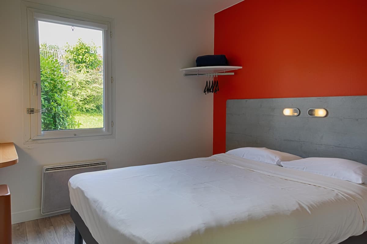Chambre, 1 lit double | Rideaux dâobscurcissement, accĂšs au Wi-Fi (inclus), literie fournie