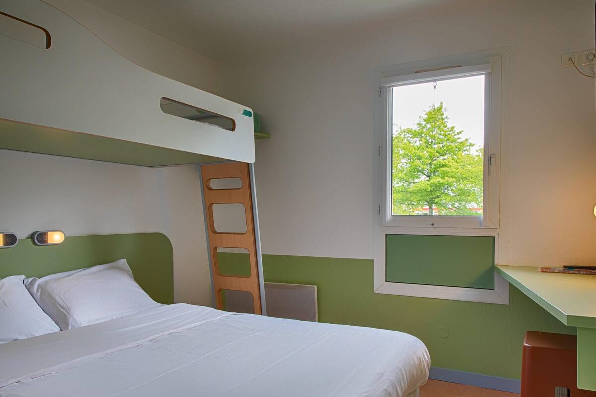 Triple Room, 1 Double Bed | Blackout drapes, free WiFi, bed sheets