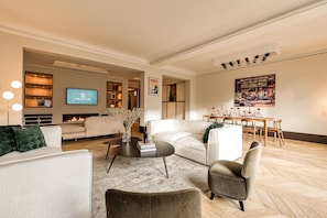 Premium Apartment | Living area | 100-cm Smart TV with cable channels, fireplace, Netflix