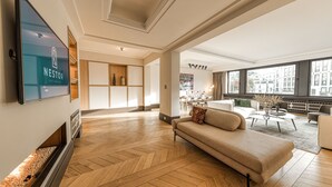 Appartement Premium | Coin séjour | TV connectée de 100 cm avec chaînes par câble, cheminée, Netflix