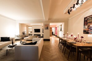 Premium-Apartment | Wohnbereich | 100-cm-Smart-TV mit Kabelempfang, Kamin, Netflix