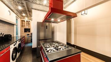 Refrigerador con freezer, microondas, cafetera/tetera