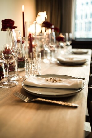 Premium-Apartment | Essbereich im Zimmer