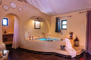 Presidential Suite | Bathroom | Hair dryer, bathrobes, towels - Les Jardins D'Issil Maison d'Hôtes (Sidi Abdallah Ghiat)