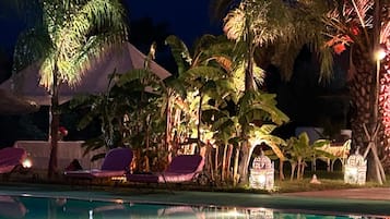 Una piscina al aire libre