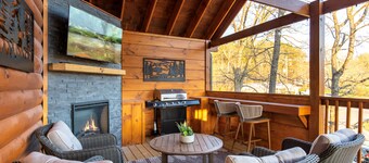 Parkway Paradise w Private Hot Tub