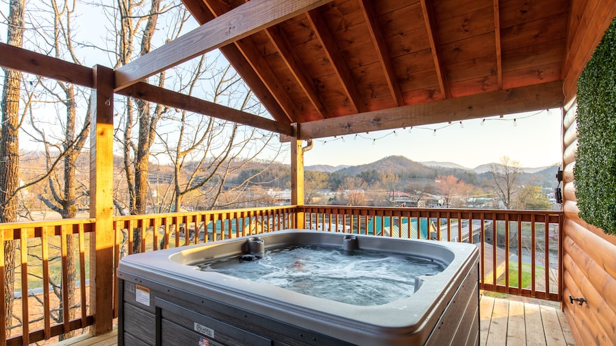 Parkway Paradise w Private Hot Tub