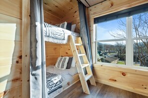 Signature Cabin, Multiple Bedrooms, Hot Tub, River View