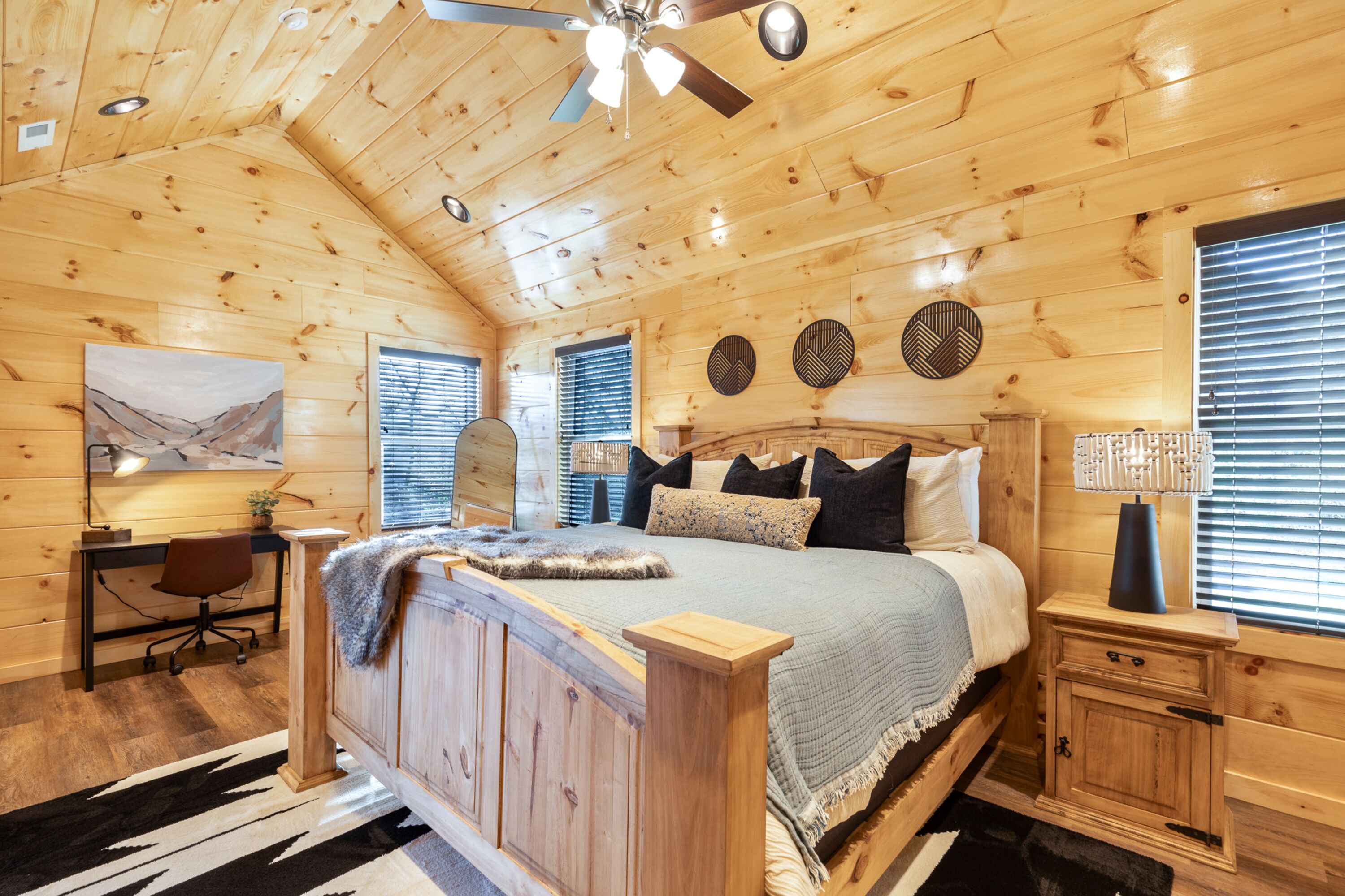 Signature huisje, meerdere slaapkamers, bubbelbad, uitzicht op rivier | 2 slaapkamers, individueel gedecoreerd, individueel gemeubileerd